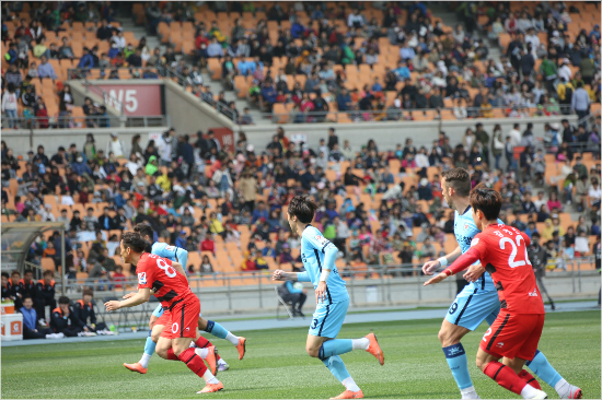 K리그챌린지에서꾸준하게상위권순위를이어가는대구FC는올시즌관중동원과관중증가,경기장관리부분에서도타팀보다뛰어난성적을거두고있다.(사진=한국프로축구연맹제공)
