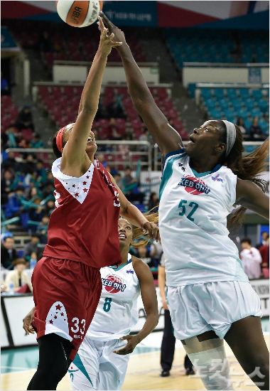 지난시즌여자프로농구에서첼시리(사진오른쪽)가남긴모든기록과업적이취소될가능성이높다(사진제공=WKBL)