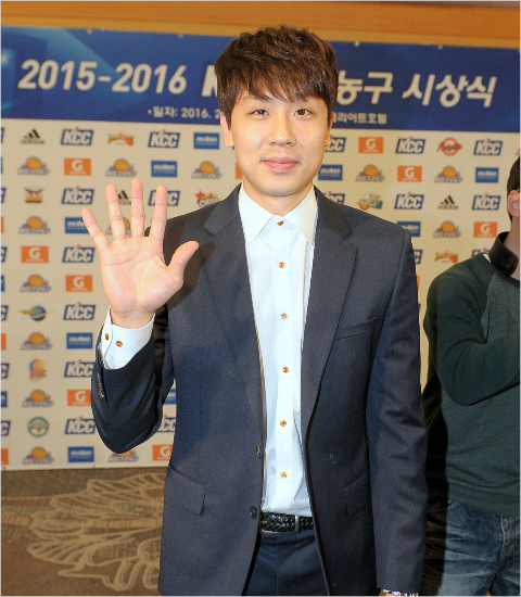'내년시상식은삼성선수로...'지난10일KCC에서삼성으로전격이적이발표된국가대표가드김태술.사진은지난시즌시상식에참석한모습.(자료사진=KBL)