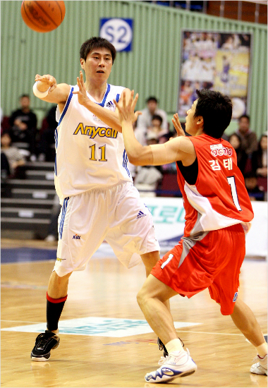 '이럴때도있었네...'2008-09시즌삼성가드로뛰었던이상민현감독(왼쪽)과당시SK소속이던김태술의경기모습.(자료사진=KBL)