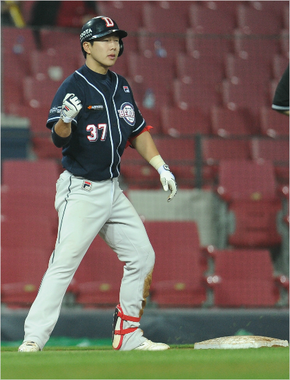 '아자,해냈다'두산박건우가16일KIA와원정에서9회마지막타석에서3루타를때려내며사이클링히트를완성한뒤주먹을불끈쥐어보이는모습.(광주=두산)