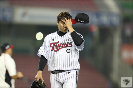 '이렇게잘던져도패전이라니...'LG주장류제국이16일NC와홈경기에서0-1로뒤진7회2사에서마운드를내려오며머리를쓰다듬는모습.(잠실=LG)