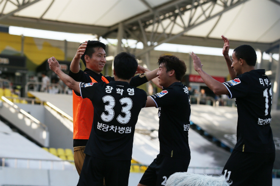 5월최고의세리머니로뽑힌성남FC티아고와정상욱의포옹세리머니.(사진=한국프로축구연맹제공)
