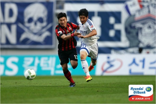 공하나를사이에두고달리는두선수처럼78번째'슈퍼매치'는치열한승부끝에1-1무승부로끝났다.(사진=한국프로축구연맹제공)