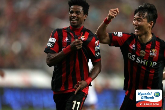 FC서울의외국인공격수아드리아노는자신이얻은페널티킥을침착하게차넣어뜨거웠던78번째슈퍼매치의선제골을뽑았다.(사진=한국프로축구연맹제공)