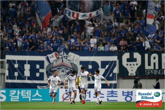 후반교체투입된수원수비수곽희주는6분만에동점골을뽑으며팽팽한1-1무승부를완성했다.(사진=한국프로축구연맹제공)
