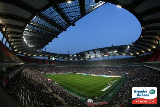 FC서울과수원삼성의올시즌두번째'슈퍼매치'가열린18일서울월드컵경기장에는올시즌K리그클래식최다이자한국프로스포츠역대9번째인4만7899명의많은관중이찾았다.(사진=한국프로축구연맹제공)