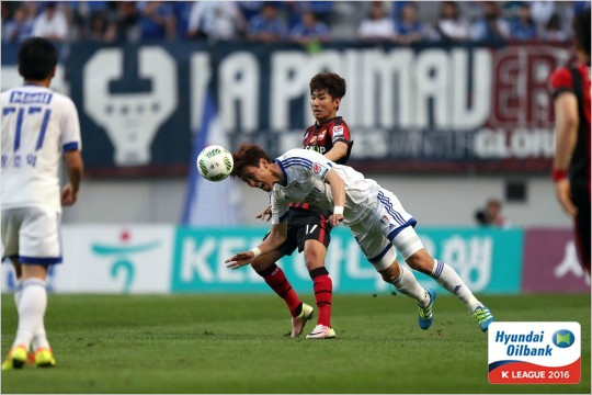 K리그대표라이벌맞대결에순위는큰의미가없다.양팀선수는이한경기의승패를위해90분간치열하게싸웠다.(사진=한국프로축구연맹제공)