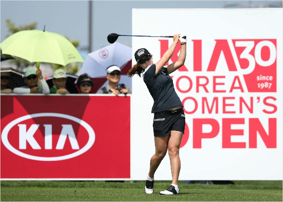 정연주는한국여자프로골프(KLPGA)투어기아자동차제30회한국여자오픈3라운드에4타를줄이고유일한언더파스코어로선두가됐다.(사진=KLPGA제공)