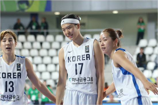 '네미래는밝다'한국여자농구대표팀은리우데자네이루올림픽최종예선에서비록본선진출을이루지못했지만박지수(17번)라는대형센터재목을얻었다.사진은벨라루스와조별예선에서김단비(왼쪽),양지희등언니들의격려를받는모습.(낭트=대한농구협회)