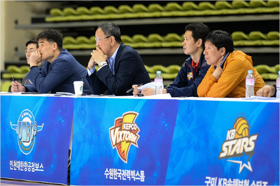박기원감독(가운데)은V-리그남자부최고령감독으로돌아와대한항공의V-리그첫우승도전을이끌게됐다.(사진=한국배구연맹제공)