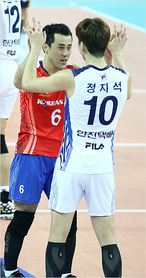 베테랑리베로최부식(왼쪽)은2000년대한항공입단후16년간코트를누비다현역은퇴와동시에친정팀의코치를맡았다.(사진=한국배구연맹제공)