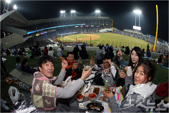 올해프로야구가흥행호조를달리고역대최다관중을향해순항하고있다.사진은올해가장많은관중증가율을보인대구삼성라이온즈파크에서팬들이경기를즐기는모습.(자료사진=황진환기자)