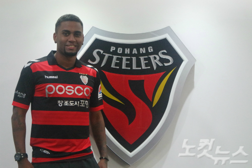 포항이영입한브라질출신미드필더무랄랴가포항로고앞에서입단기념촬영을하고있다.(사진=포항스틸러스제공)