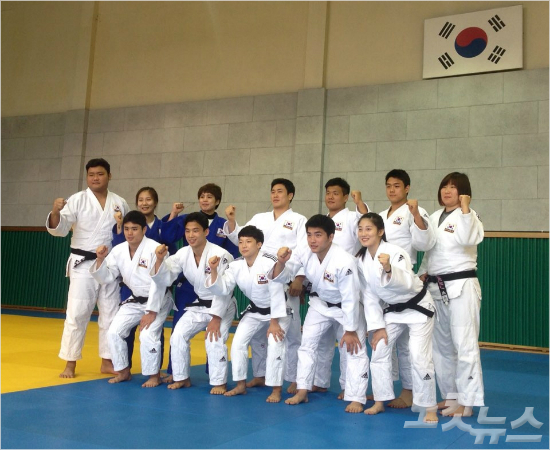 2016리우올림픽에출전하는한국남녀유도국가대표팀선수들이21일태릉선수촌에서파이팅포즈를취하고있다(사진=노컷뉴스)