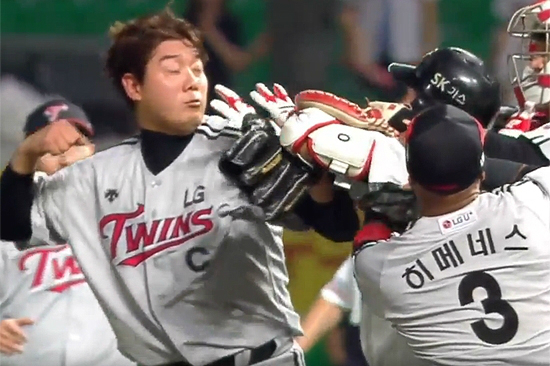 21일KBO리그에서LG의류제국과SK의김강민이주먹다짐을벌여퇴장당했다.(사진=중계화면캡처)