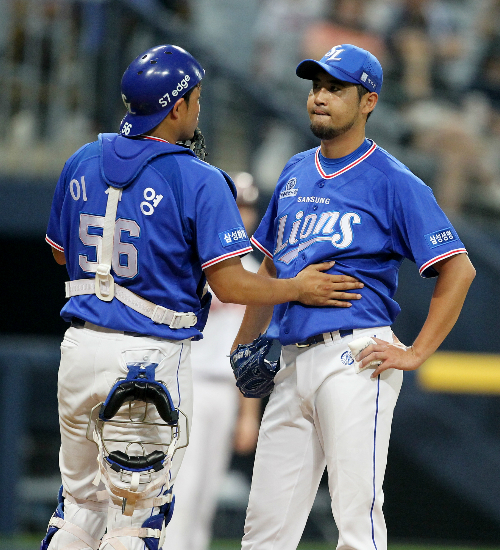 21일오후서울고척돔에서열린`2016프로야구`넥센히어로즈대삼성라이온즈경기1회말2사1,3루에서넥센김민성에게1타점동점2루타를허용한삼성선발장원삼이마운드위에서포수이지영과얘기를나누고있다.(사진=삼성라이온즈제공)