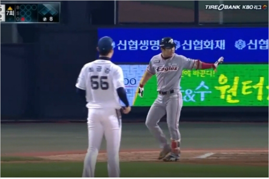 21일NC원정에서7회상대투수최금강의초구에등을맞은뒤벤치를향해괜찮다는사인을보내며1루로출루하는한화주장정근우.(사진=중계화면캡처)
