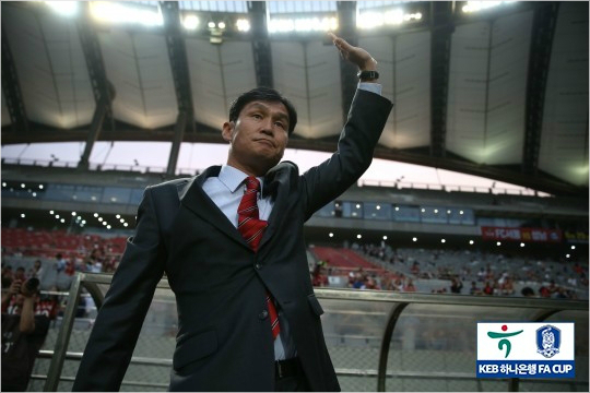 지난2011년부터서울의지휘봉을잡았던최용수감독은중국슈퍼리그장쑤쑤닝의러브콜에이별을선택했다.(사진=대한축구협회제공)