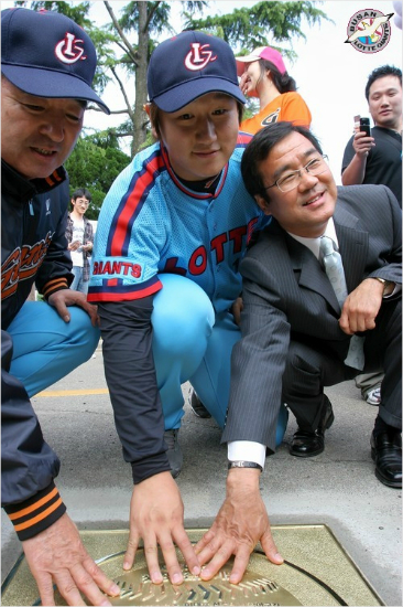 지난2007년사직구장1호장외홈런이자KBO리그역대최장거리인150m아치기념행사때당시롯데이대호(가운데)가강병철감독(왼쪽),이상구단장과함께한모습.(자료사진=롯데)