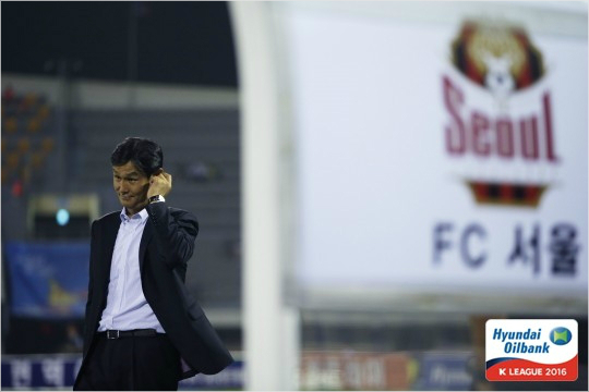 최용수감독은자신을찾아온기회를두번놓치지않았다.FC서울역시과거주축선수의해외이적을허용한것과마찬가지로최용수감독의도전을허락했다.(사진=한국프로축구연맹제공)