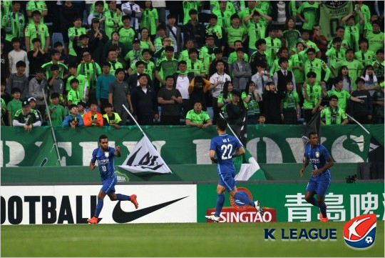 올시즌아시아축구연맹(AFC)챔피언스리그조별예선에서전북현대와맞붙었던장쑤쑤닝은비록16강진출은좌절됐지만엄청난투자덕분에중국슈퍼리그에서는우승후보로단숨에떠올랐다.(사진=한국프로축구연맹제공)