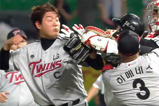 21일KBO리그에서LG의류제국과SK의김강민이주먹다짐을벌여퇴장당했다.(사진=중계화면캡처)