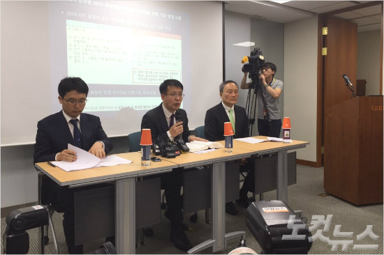 박태환측의법률대리인임성우변호사(사진가운데)가23일오후박태환의부친박인호씨(사진오른쪽)이동석한가운데기자회견을열고법원가처분신청에대한설명을하고있다(사진=노컷뉴스)