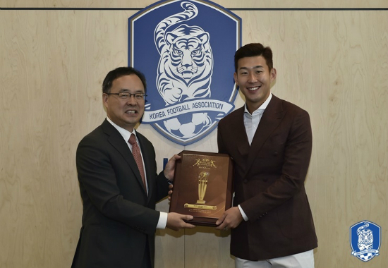 손흥민이23일서울신문로축구회관에서'2015올해의아시아해외파선수'상패를전달받았다.(사진=대한축구협회제공)