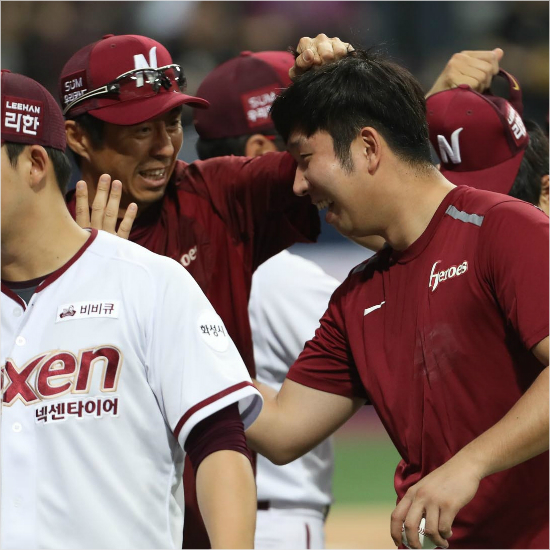 '아주그냥이뻐죽겠어'넥센신재영(오른쪽)이22일삼성과홈경기에서올시즌국내선수첫10승을달성한뒤손혁투수코치의격한축하를받는모습.(자료사진=넥센)