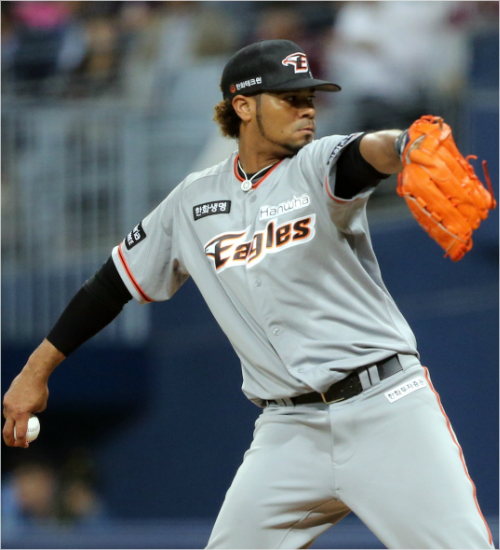 '굿바이,로저스'24일자신의SNS를통해팔꿈치수술예정사실을알리며팀을떠날의사를보인한화에이스에스밀로저스.(자료사진=한화)