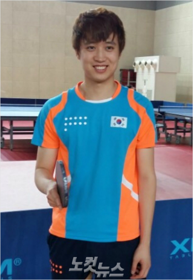 '그래도살인미소는어디가나'탁구남자국가대표정영식이24일코리아오픈국제대회남자단식32강전에서승리한뒤포즈를취하면서웃고있다.(인천=노컷뉴스)