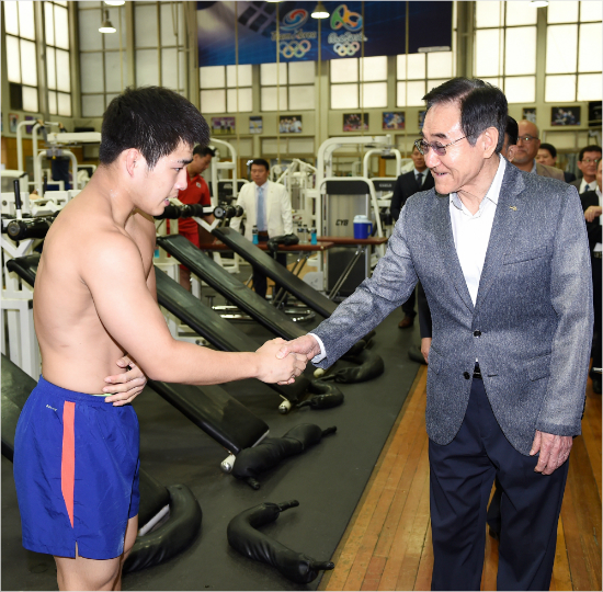 현명관한국마사회장(오른쪽)이24일태릉선수촌을방문해올림픽을대비해훈련중인선수들을격려하고있다.(사진=대한체육회)