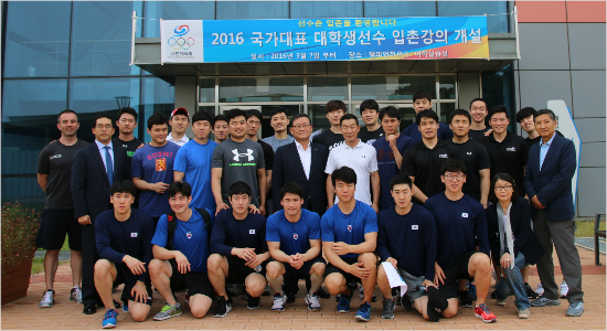 정몽원대한아이스하키협회장은진천선수촌에서하계훈련중인대표팀을찾아2018년평창동계올림픽을전후로한한국아이스하키의발전계획을공유하며최상의노력을기울여달라고당부했다.(사진=대한아이스하키협회제공)