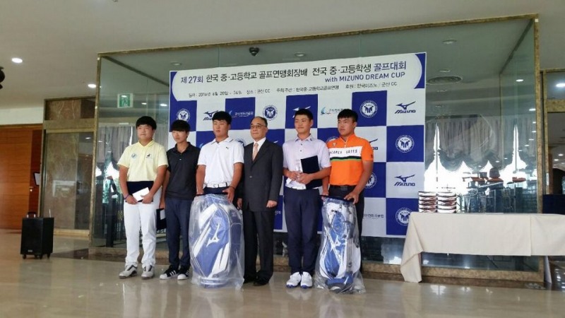 ▲송태훈(오른쪽두번째)이중고연맹회장배대회우승직후기념촬영을하고있다.