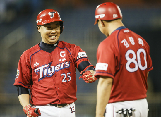 KIA주장이범호가24일NC와원정에서9회승부에쐐기를박는내야땅볼을쳐낸뒤김창희코치와주먹을부딪히는모습.(창원=KIA)