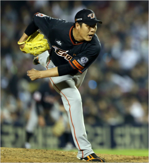 '귀할수록아껴써야지...'25일롯데와홈경기에서5점차로앞선8회에이어7점차로더벌어진9회도등판한한화필승조권혁.(자료사진=한화)