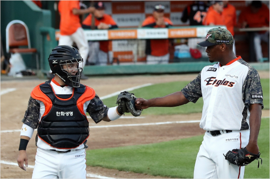 '이제권혁이또지켜줄거야'한화새외국인투수카스티요(오른쪽)가25일롯데와홈경기에서호투를펼친뒤포수차일목과교감하는모습.(대전=한화)
