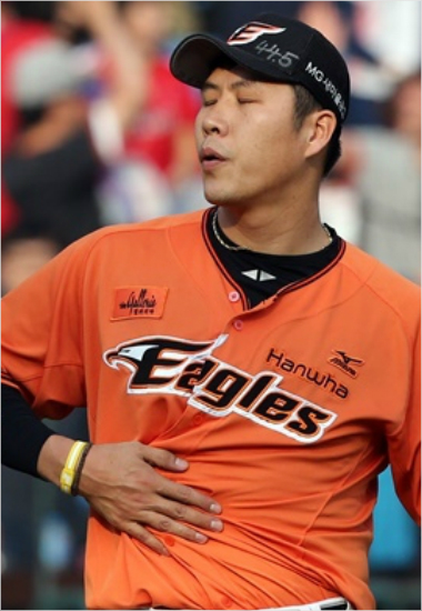 권혁은지난해8점차리드에도등판하는등혹사논란속에후반기현저한구위저하로고전했다.(자료사진=한화)