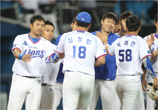 '고생했다,창민아'삼성주장박한이(왼쪽)가26일케이티와홈경기에서9회2사1,2루위기를마무리하며승리를지킨심창민을격려하는모습.(대구=삼성라이온즈)