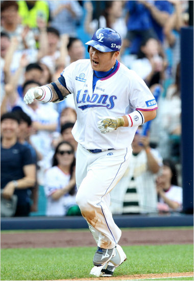 '마지노선을지켜라'삼성4번타자최형우가26일케이티와홈경기에서2회만루홈런을터뜨린뒤기뻐하며그라운드를도는모습.(대구=삼성)