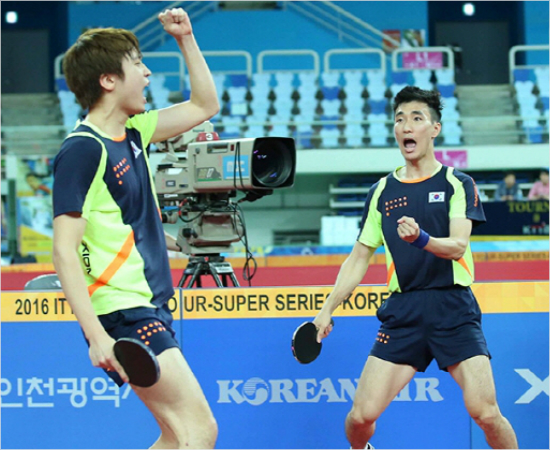 '할수있다'탁구남자국가대표정영식(왼쪽)-이상수가코리아오픈국제대회복식경기에서환호하는모습.(사진=더핑퐁안성호기자)