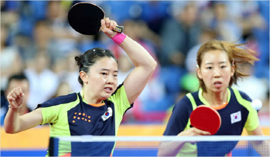 탁구여자대표팀전지희(왼쪽)-양하은이코리아오픈국제대회복식경기를펼치는모습.(사진=더핑퐁안성호기자)