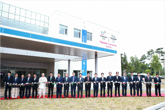 '평창시대본격개막'27일열린평창올림픽조직위원회평창주사무소개소식에서관계자들이테이프커팅을하고있다.(평창=조직위)