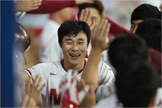 넥센유격수김하성이지난12일케이티와홈경기에서홈런을때려낸뒤더그아웃에서동료들의축하를받는모습.(자료사진=넥센)