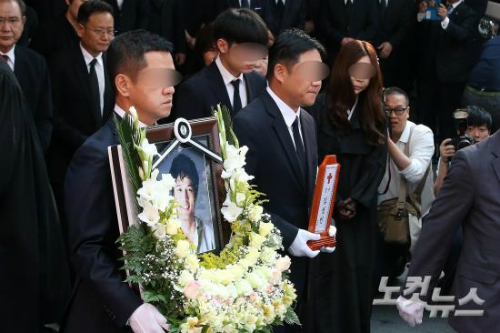 28일오전서울서초구가톨릭대학교서울성모병원에서열린故김성민발인식에서고인의영정과시신이운구되고있다.(사진=박종민기자/노컷뉴스)