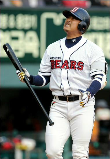 전두산프랜차이즈스타김동주(은퇴)는2012~2014시즌대부분을2군에머물면서연봉감액규정이적용된대표적인케이스로꼽힌다.(자료사진=두산)