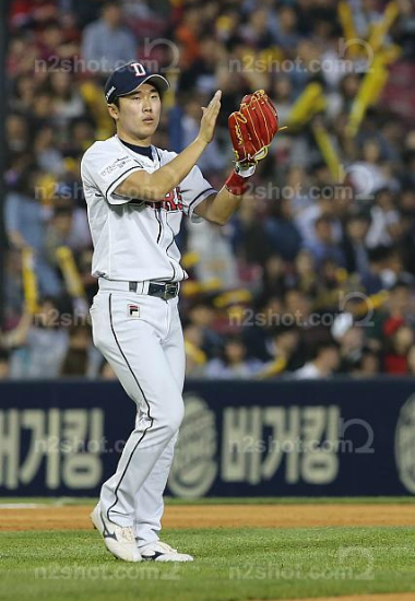 '내수비에박수를'두산허경민이28일잠실구장에서열린NC전에서눈부신호수비로팀의위기상황에서구해냈다.(사진=두산베어스제공)