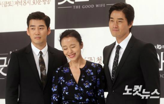배우윤계상(왼쪽부터),전도연,유지태가29일오후서울영등포타임스퀘에서열린tvN드라마‘굿와이프’제작발표회에참석해포즈를취하고있다.(사진=황진환기자/노컷뉴스)