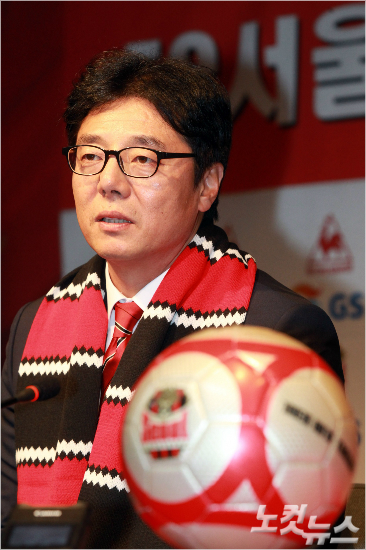 새롭게FC서울의지휘봉을잡은황선홍감독은전임최용수감독이확실하게기반을다진3백전술로자신의부임후첫경기를치렀다.윤창원기자